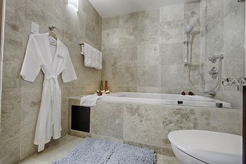 Deep Soaking Bathtub